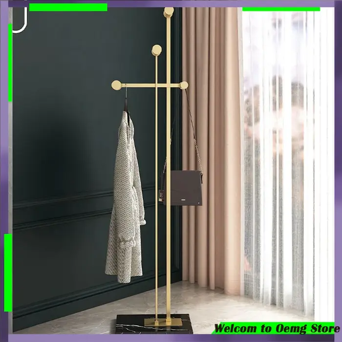 Porte-vêtements minimaliste doré
