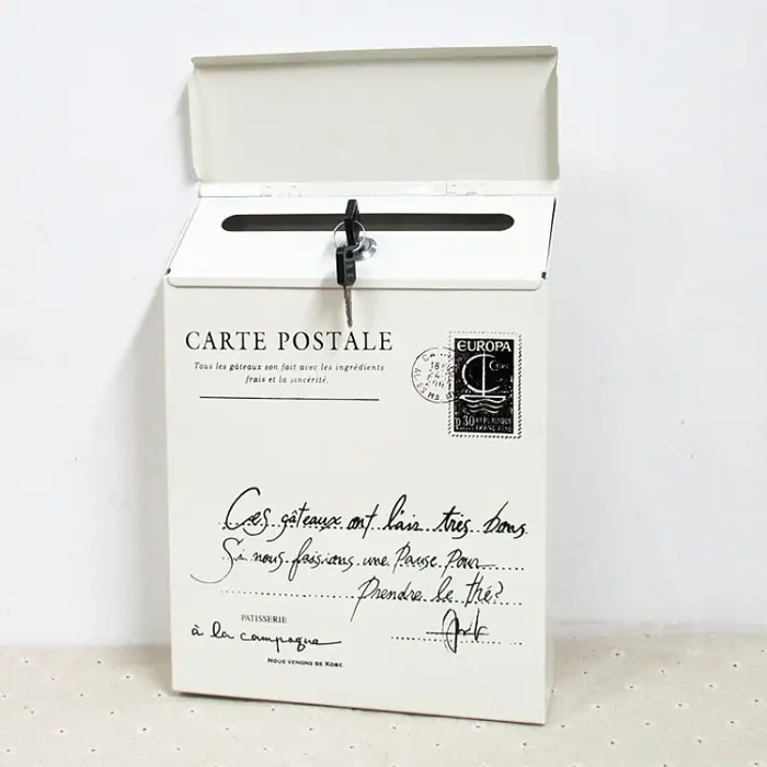 Boîte aux lettres murale suspendue