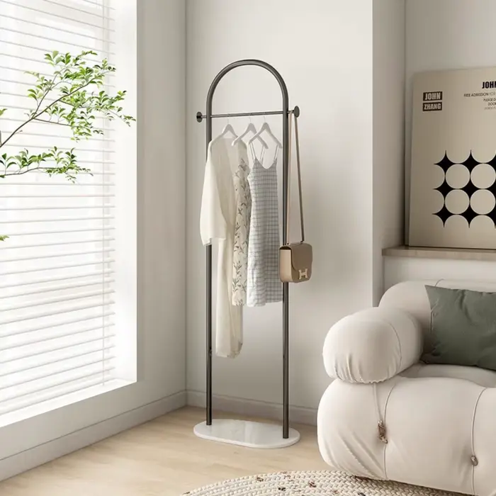 Porte-vêtements sur pied