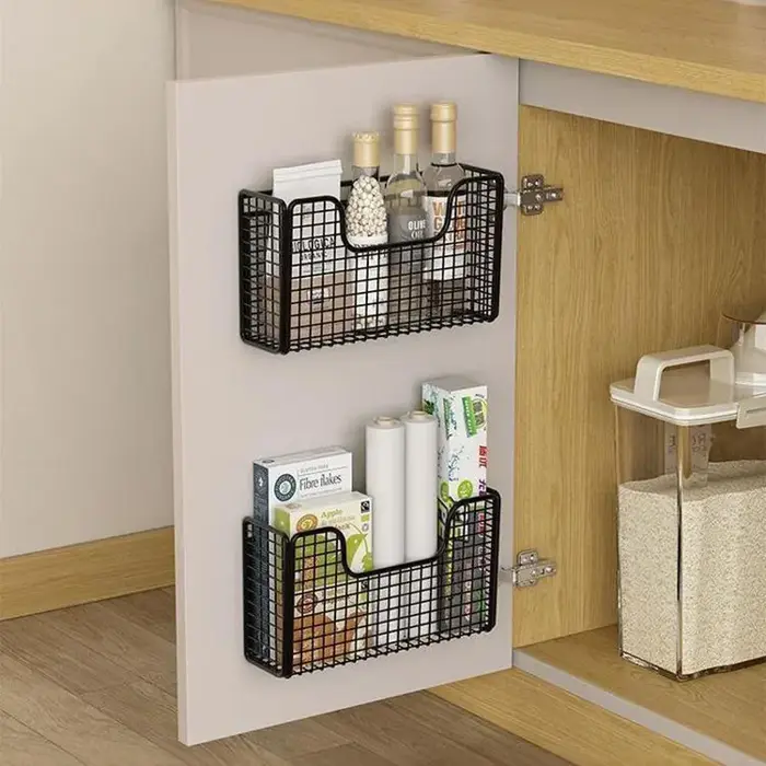Boîte de rangement à l'intérieur de la porte d'armoire de cuisine