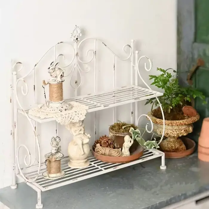 Étagère de jardin vintage en métal blanc, présentoir décoratif à 2 niveaux avec design à défilement,