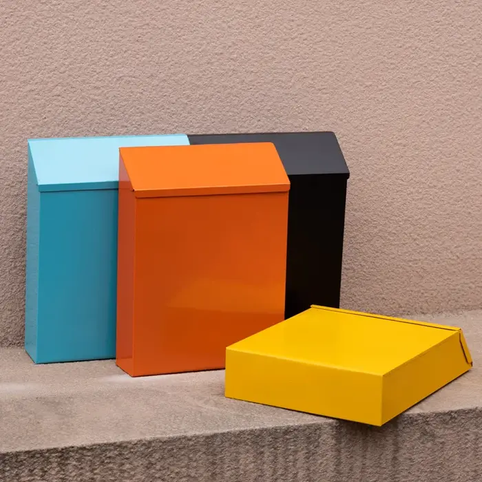 Boîte aux lettres murale avec couvercle en acier