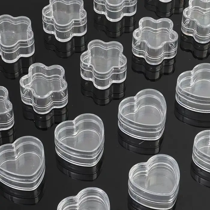 Boîte en plastique transparent avec couvercle