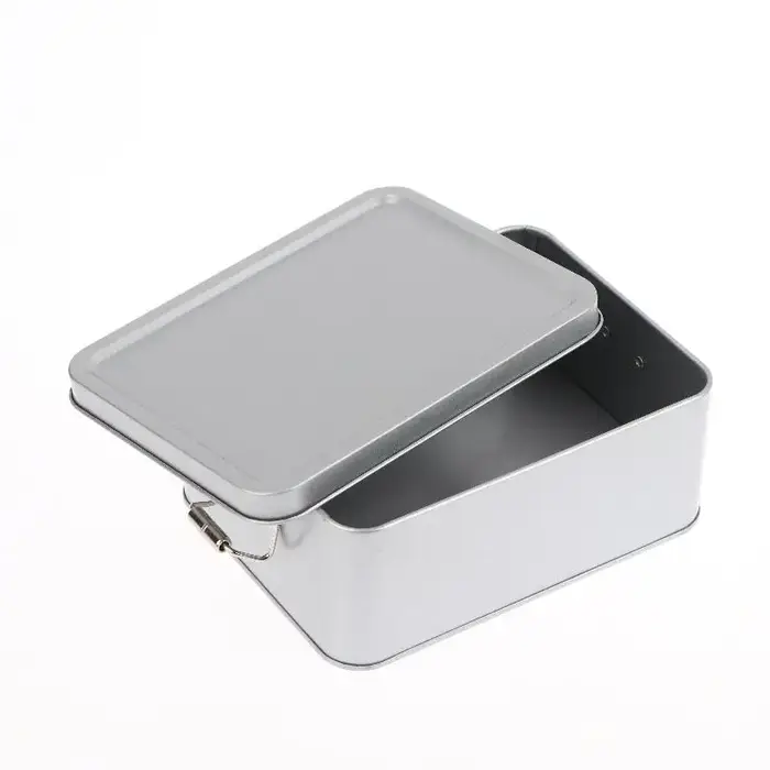 Boîte en fer blanc rectangulaire avec boucle argentée et couvercle