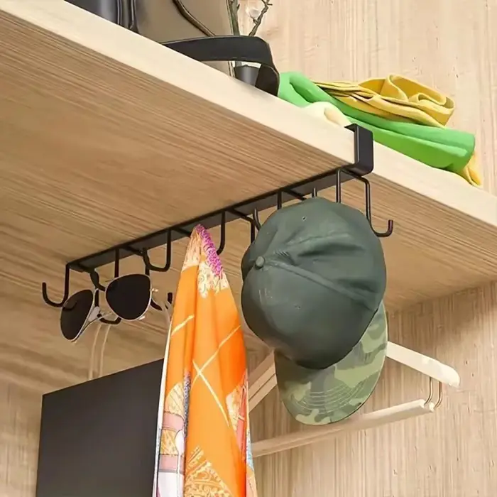 Support de tasses sous l'armoire