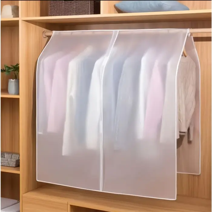 Housse anti-poussière pour vêtements