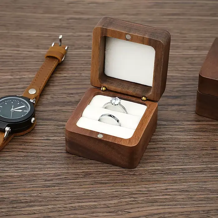 Boîte à bagues en bois doré