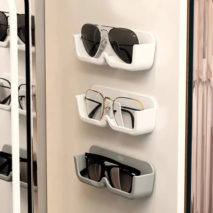 Vitrine murale perforée pour lunettes de soleil