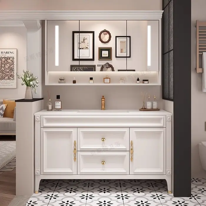 Armoire de salle de bain organisée en chêne