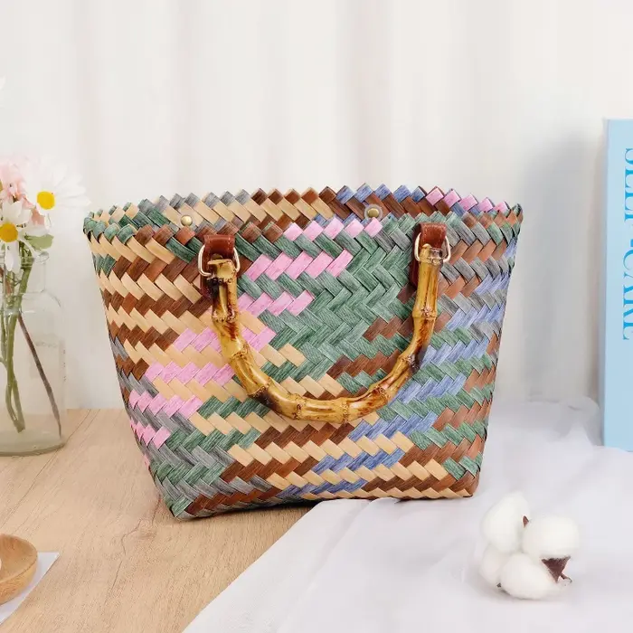 Panier de rangement tissé en plastique tendance avec motifs colorés