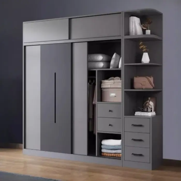 Armoire à vêtements ouverte