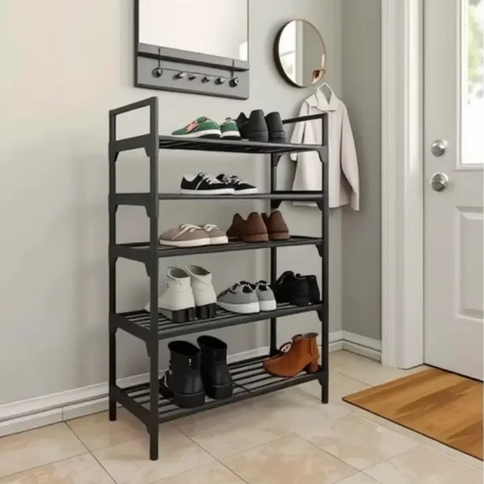 Meuble à chaussures à l'entrée de la maison