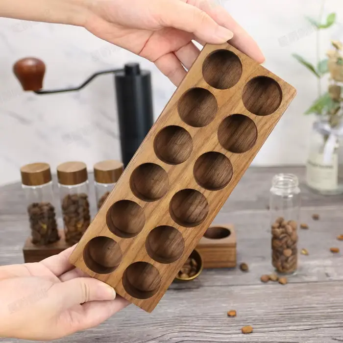 Petite bouteille en verre scellée en bois de hêtre