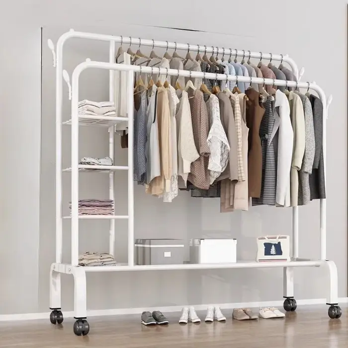 Petites étagères de garde-robe en métal