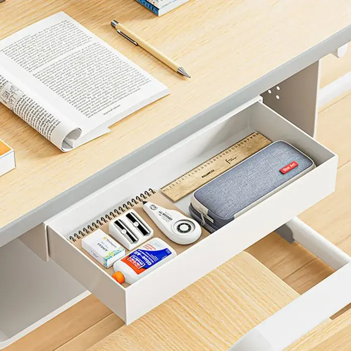 Boîte de rangement blanche sous le bureau